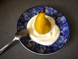 Inkokta päron med saffran och vispgrädde