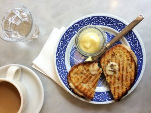 Grillad ostmacka med karamelliserad lök på Söderberg & Sara