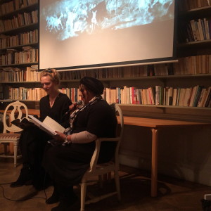 Mona Saffar läser sina dikter! Bredvid sitter Helena Boberg som läste Ida Börjels översättningar!
