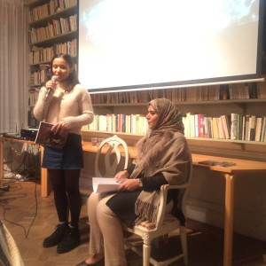 Sarra Anaya presenterar Huda Almurabak! Hon läste bland annat från sin debut, I-phonens designade oskärpa! 