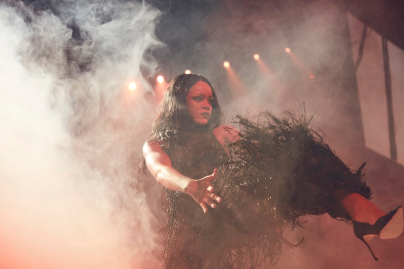 Rihanna-Anti-World-Tour-Giorgio-Armani-Costume2